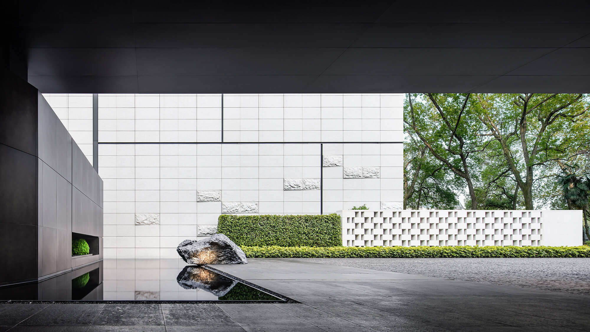 Landscape design of the front courtyard of intercontinental Resort