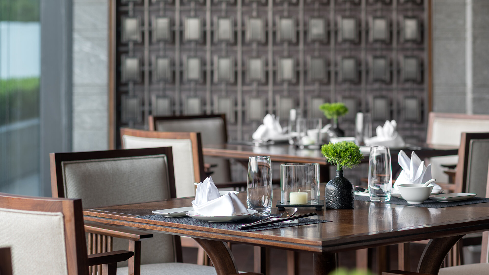 The detail design of dining area of Nanjing Business Hotel