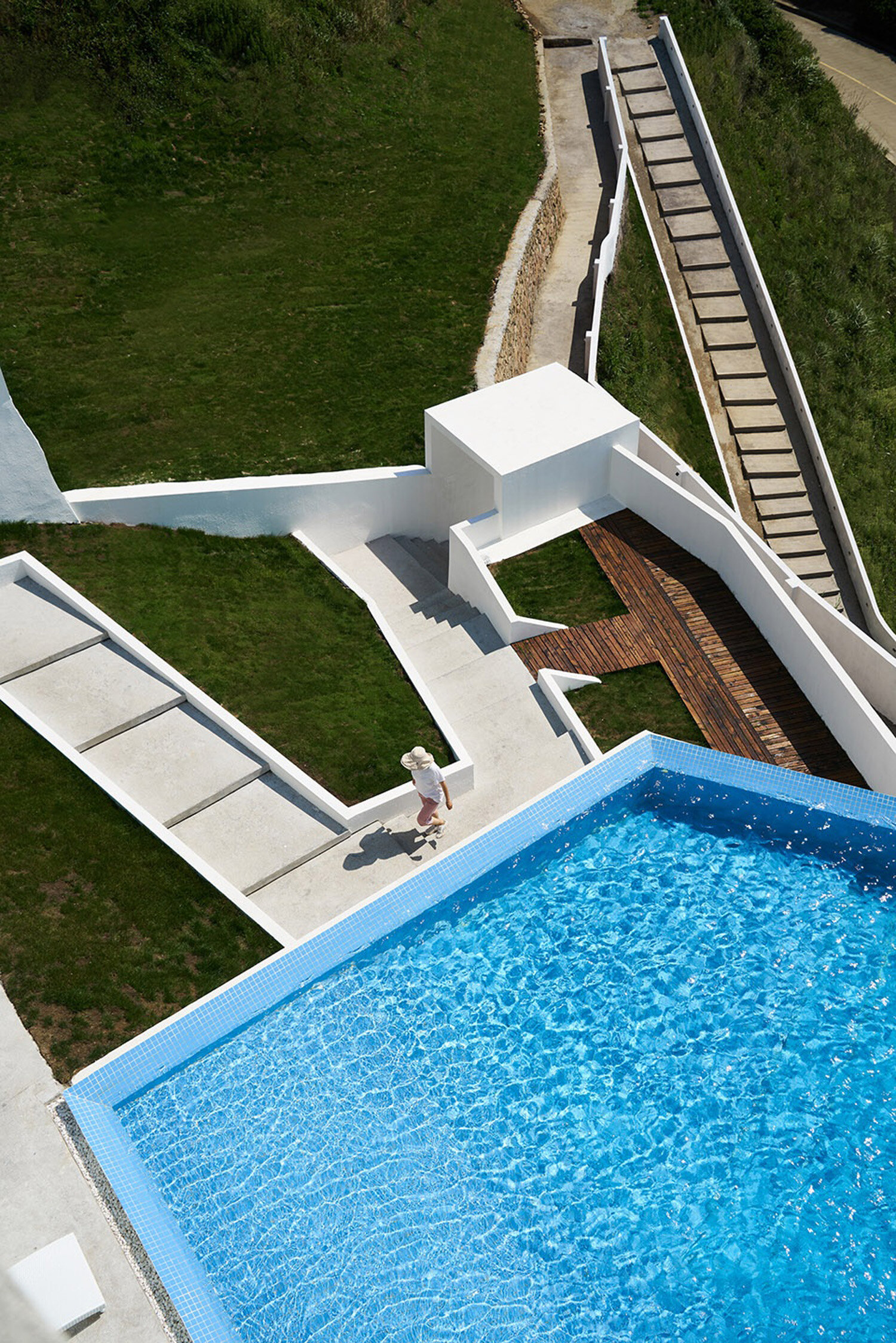 Design of swimming pool for holiday home stay